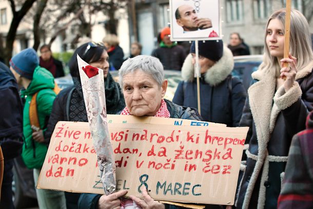 Sonja Lokar, profesorica, nekdanja političarka, borka za pravice žensk na shodu 