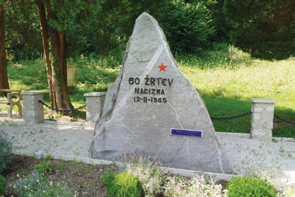 Partizanski spomenik in rdeča zvezda, ki je bila pred kratkim zaradi uradne zahteve varuhov kulturne dediščine odstranjena