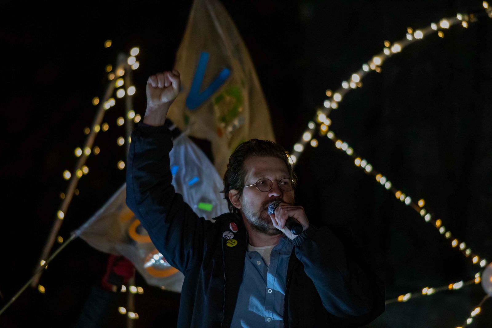 Eden od vidnejših protestnikov, ki ga Janševa vlada nezakonito preganja s tem, da mu kot domnevnemu organizatorju protestov pošilja položnice z vrtoglavimi zneski