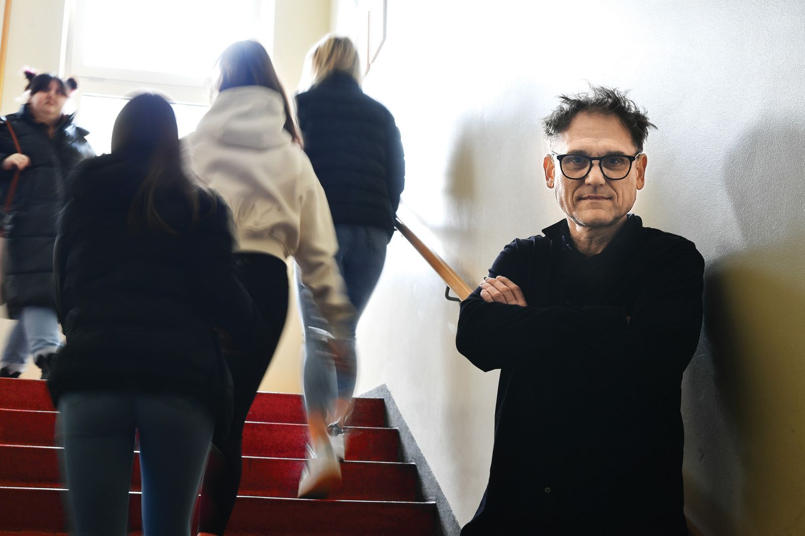 Mariborski profesor zgodovine Boris Krabonja se dobro zaveda odgovornosti, ki jo ima do svojih dijakov in njihovih družin. Poleg poučevanja jim je v prostem času še v oporo pri socialnih in psiholoških stiskah, dijake tudi redno vodi na ekskurzije v Auschwitz, da jih seznani s pomenom človečnosti.