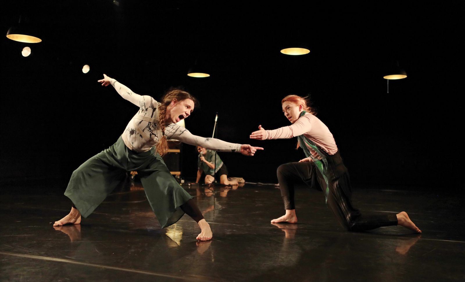 Alja Lacković z Manco Trampuš in Petro Peček: Vse mora ven; gibalno-zvočni prvenec, PTL, LJ | Sunčan Stone