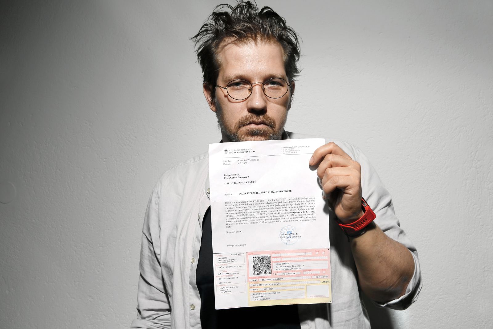 Protestnik Jaša Jenull s kaznijo v višini 34.340 evrov zaradi branja ustave 