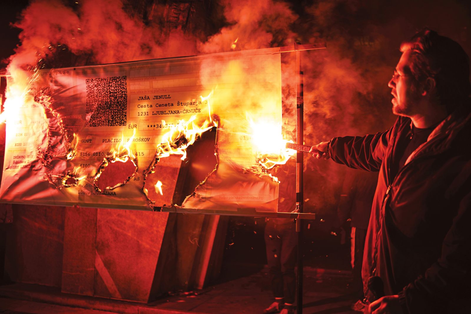 Protestni zažig položnice za plačilo policijske kazni za 34.340, 56 evrov zaradi sodelovanja pri branju ustave na Trgu republike leta 2020 | Janez Zalaznik