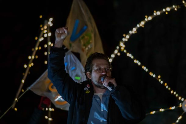 Eden od vidnejših protestnikov, ki ga Janševa vlada nezakonito preganja s tem, da mu kot domnevnemu organizatorju protestov pošilja položnice z vrtoglavimi zneski