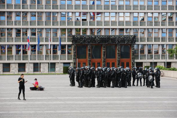 Zbiranje prepovedano: protestno branje ustave na Trgu republike, 19. junij 2020