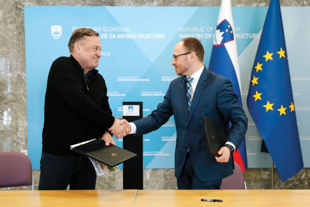 Ni tako težko: Ljubljanski župan Zoran Janković in infrastrukturni minister Jernej Vrtovec (Nsi) ob podpisu protokola o sodelovanju ministrstva in Ljubljane 