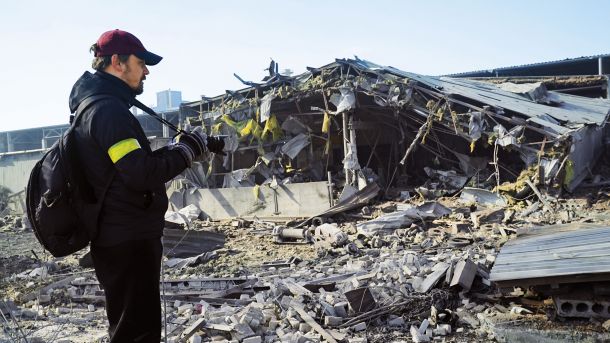 Novinar lokalnega spletnega medija zhitomir. info v nejeveri in šoku opazuje uničenje svojega mesta Žitomir. Ljudje še niso povsem sprejeli, da je vojna zdaj njihova nova normalnost.