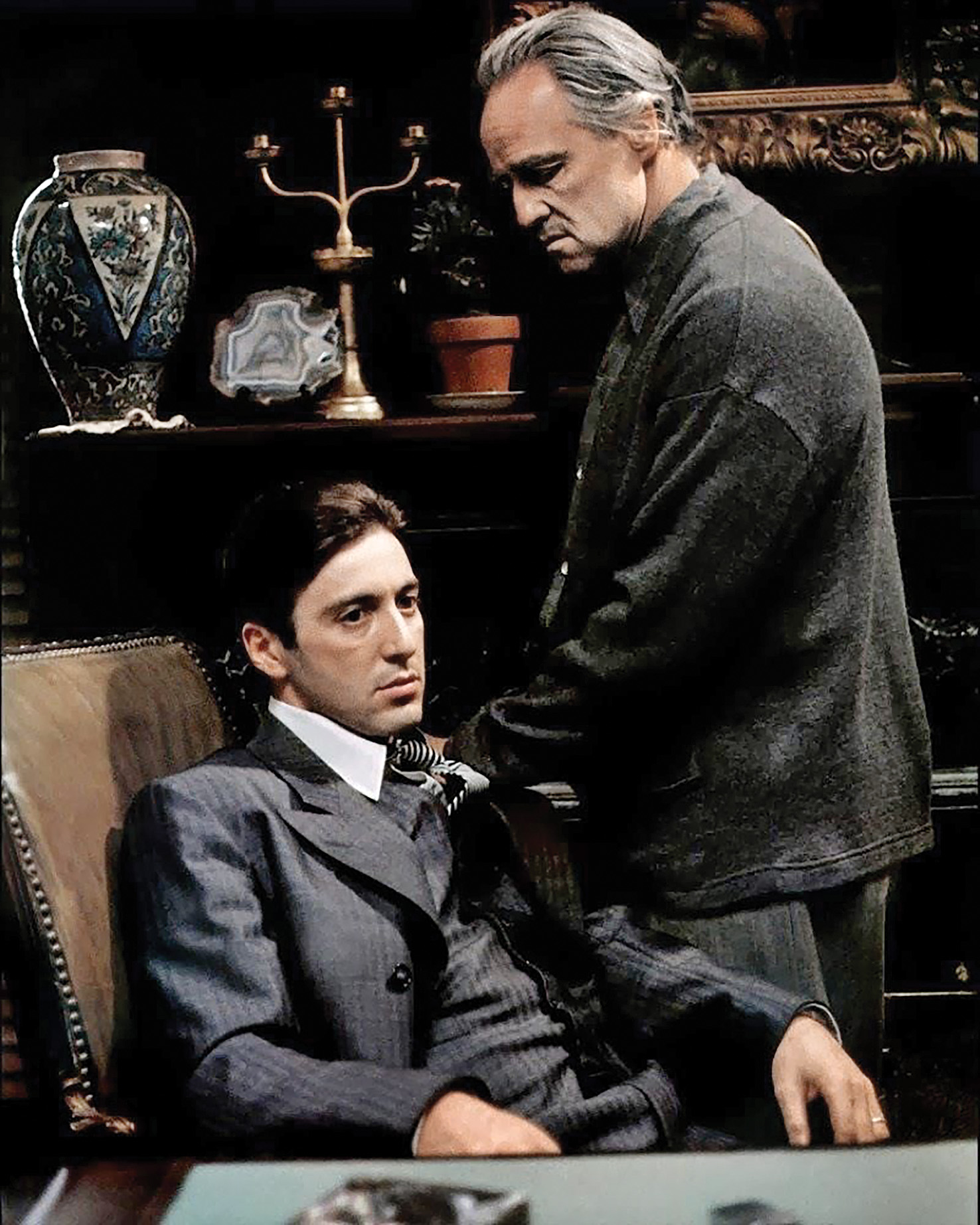 Don Corleone (Marlon Brando), ostareli patriarh, in Michael (Al Pacino), njegov sin, sicer vojni heroj, ki se pod krinko trgovanja z oljčnim oljem ukvarjata z igrami na srečo, ponavljata: »Ponudil mu bom nekaj, česar ne bo mogel zavrniti.«