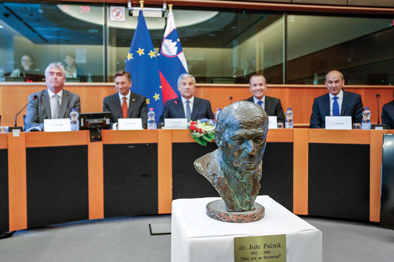 Leta 2006 je bil v prostorih stranke SDS odkrit prvi doprsni kip Jožeta Pučnika. Ta je bil leta 2018 nato prestavljen v konferenčno sobo v evropskem parlamentu, poimenovano po Pučniku