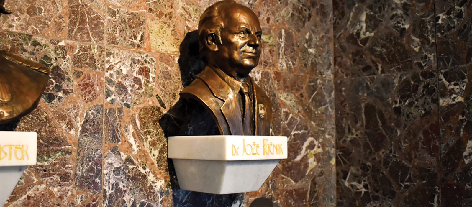 Ob devetdeseti obletnici njegovega rojstva se je (novi) doprsni kip Pučnika spet vrnil domov na Trstenjakovo. Je delo mladega kiparja Lana Seuška. /