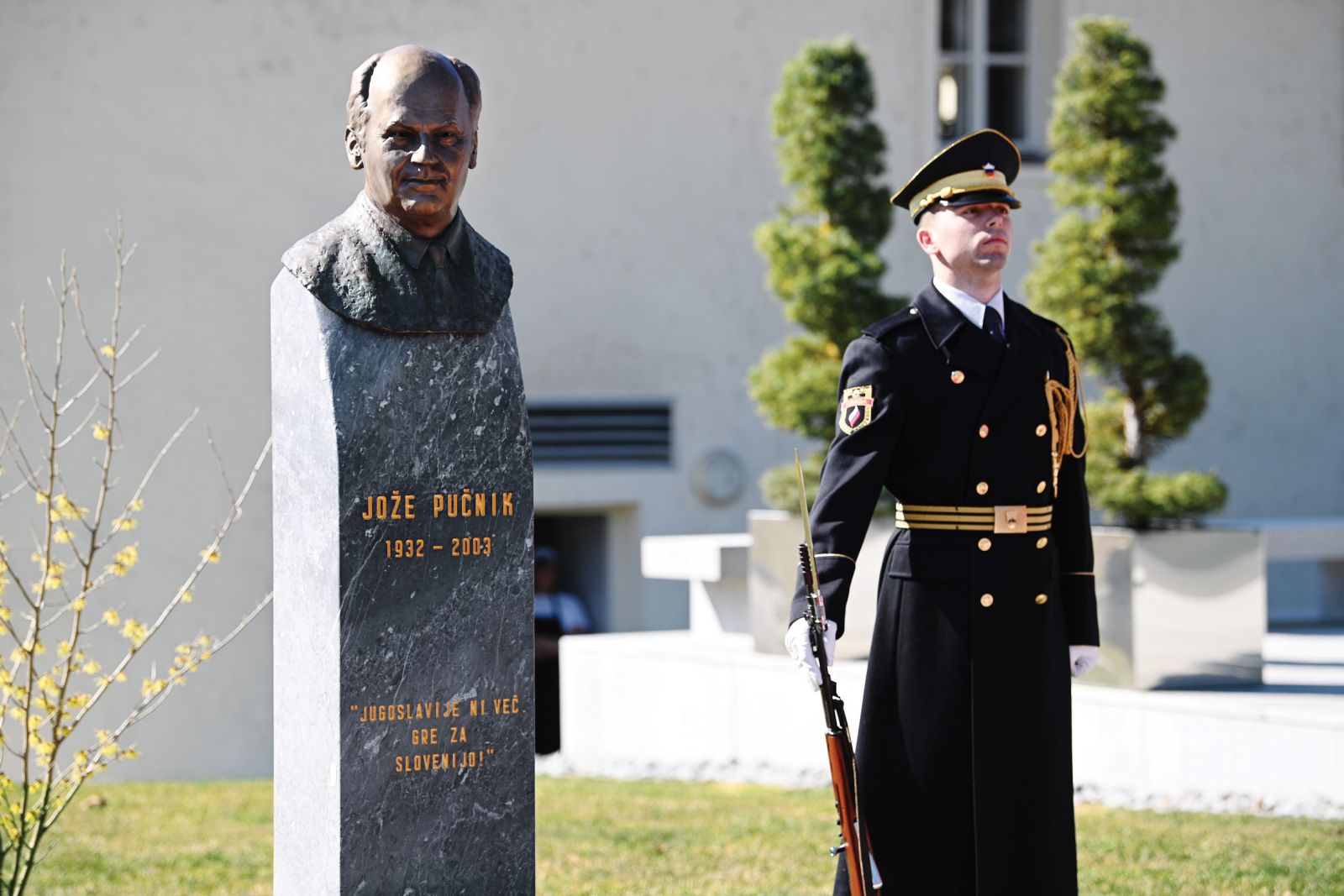 Na Brdu pri Kranju so zdaj – le streljaj stran od mesta, kjer je nekoč stala zbirka kipov NOB – odkrili še en Pučnikov kip. Vlada se je, morda nekoliko presenetljivo, izdelavo kipa odločila ponovno zaupati Metodu Frlicu.