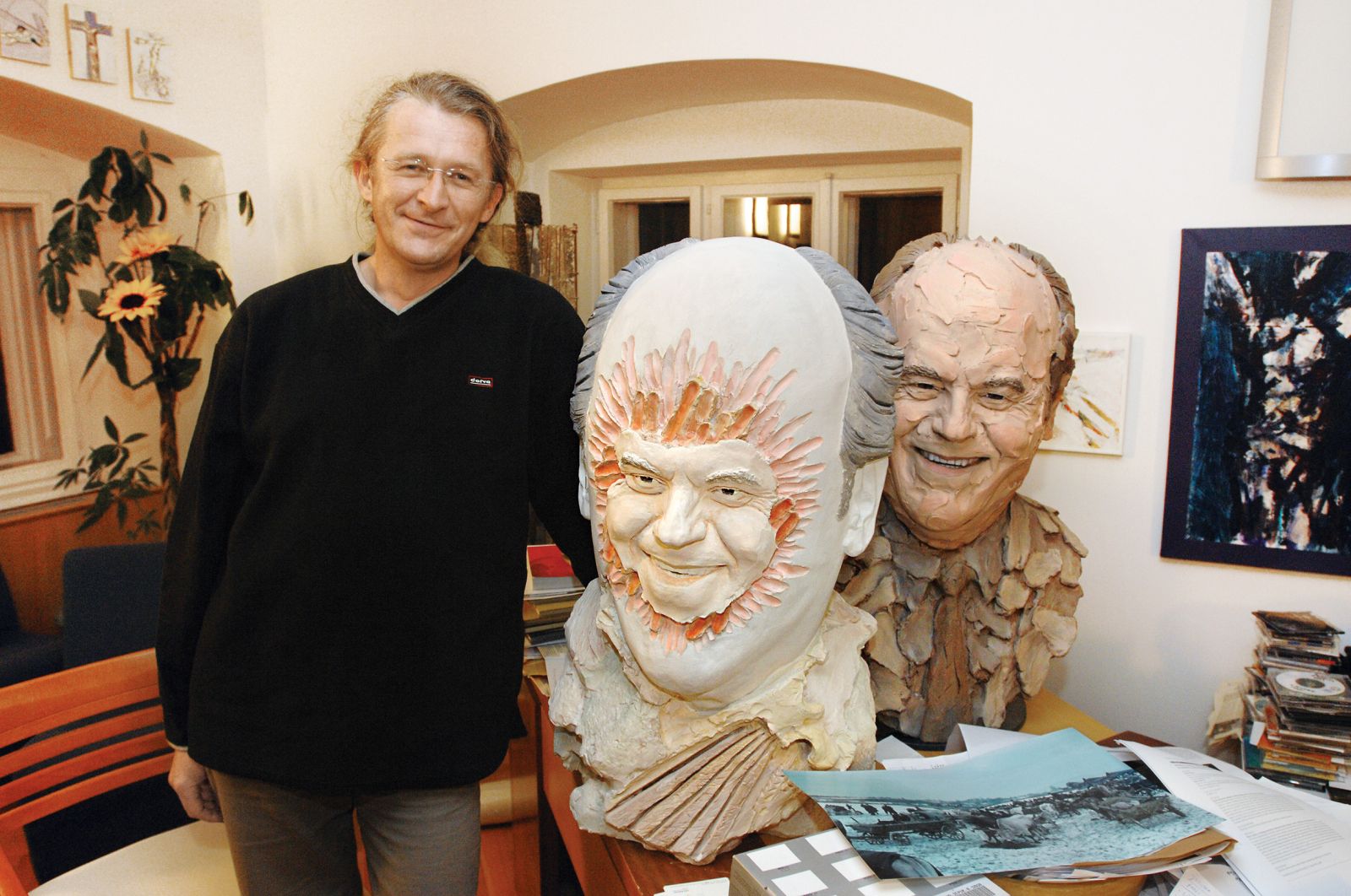 Leta 2007 je dal Muzej novejše zgodovine izdelati kip Pučnika Metodu Frlicu, vendar Janša z njim ni bil zadovoljen, saj si je avtor dopustil preveč umetniške svobode. Povsem zadovoljen ni bil niti z njegovim drugim poskusom.