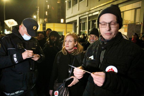 Tudi na zadnjih petkovih protestih je policija delila kazni zaradi »nedovoljenih« protestov 