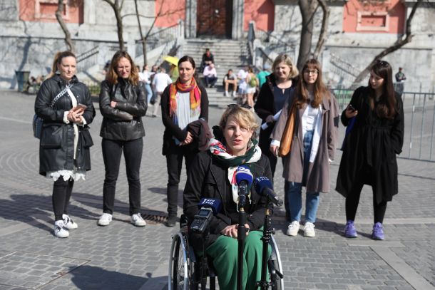 Utrinek z današnje tiskovne konference nevladnih organizacij