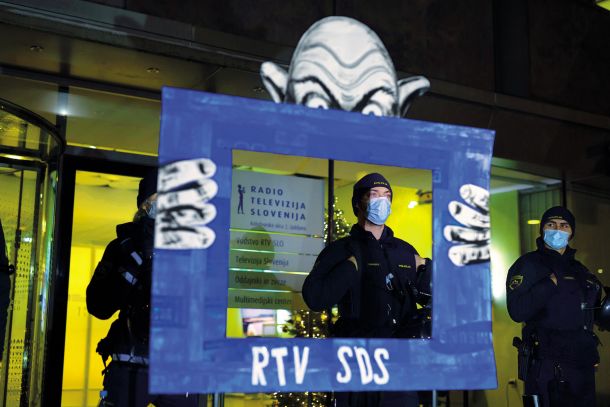 Podpori pokončnim novinarjem in novinarkam RTV Slovenija je bil posvečen tudi 90. petkov protest 