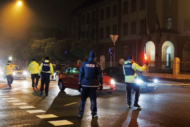 Policisti so novembra 2020 kaznovali petkove protestnike, ker so hupali v avtomobilih 