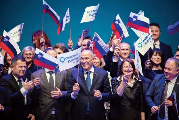 SDS je dve leti politično kadrovala, napadala, žalila. Na koruptiven način so kupovali maske. Prepovedali so proteste. Pokorili so si stroko. Policijo. Pravosodje. Spravili so se na STA. V naslednjem mesecu bo Janez Janša storil vse, da ta spomin zbledi. (Fotografija je bila posneta na slavnostni akademiji SDS v Cankarjevem domu, 12. marca letos)