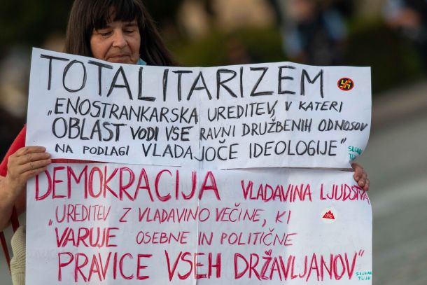 Transparent v rokah državljanke Slovenije na enem od petkovih protivladnih protestov