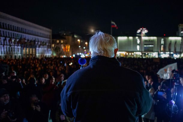 Petkov protivladni protest na Trgu republike pred parlamentom