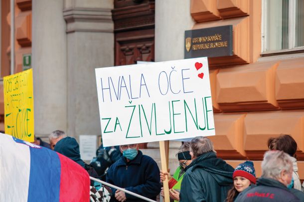 Protest nasprotnikov enakopravnih pravic istospolnih parov pred Ustavnim sodiščem v Ljubljani. 10. marec 2022 
