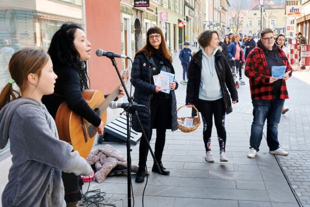 Potujoči festival demokracije se ustavlja v različnih slovenskih mestih, med drugimi je obiskal tudi Celje / 