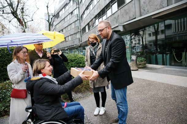 Predstavniki Inštituta 8. marec novinarjem RTV Slovenija predajo 40.000 zbranih podpisov gledalcev Studia City, ki zahtevajo, da oddaja v času predvolilne kampanje ni umaknjena z rednega programa.