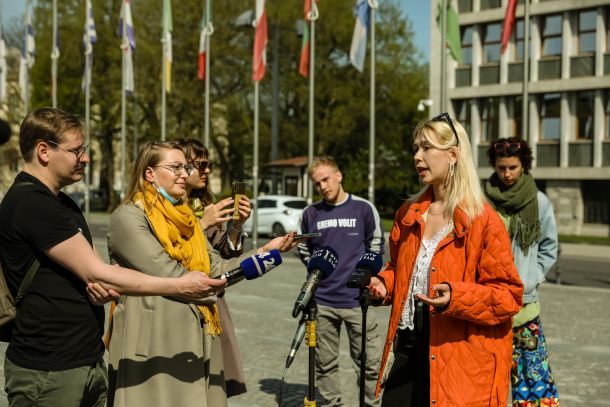 Novinarska konferenca Inštituta 8. marec na Trgu republike