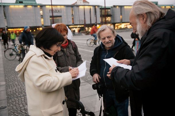 Svetlana Makarovič podpisuje Vladavino muh Tonetu Stojku in Karpu Godini, petkov protest, LJ 