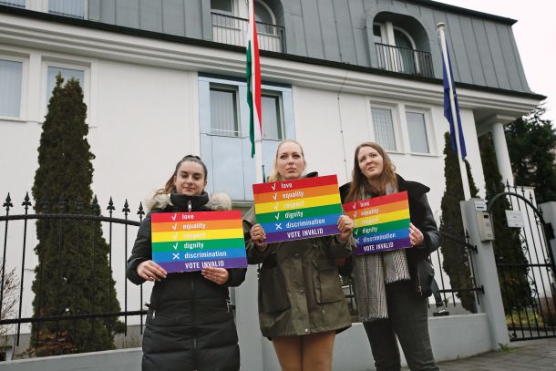 Protest pred madžarskim veleposlaništvom v Ljubljani proti kratenju pravic istospolnih /