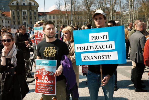 Na Shodu za znanost so opozorili, da je Slovenija še vedno država, ki med vsemi državami EU vlaga najmanjši delež javnih sredstev v znanost, razvoj, inovacije in visoko šolstvo. A hkrati z že tako pičlimi sredstvi ravna neodgovorno, razdeljuje jih po političnih kriterijih. 