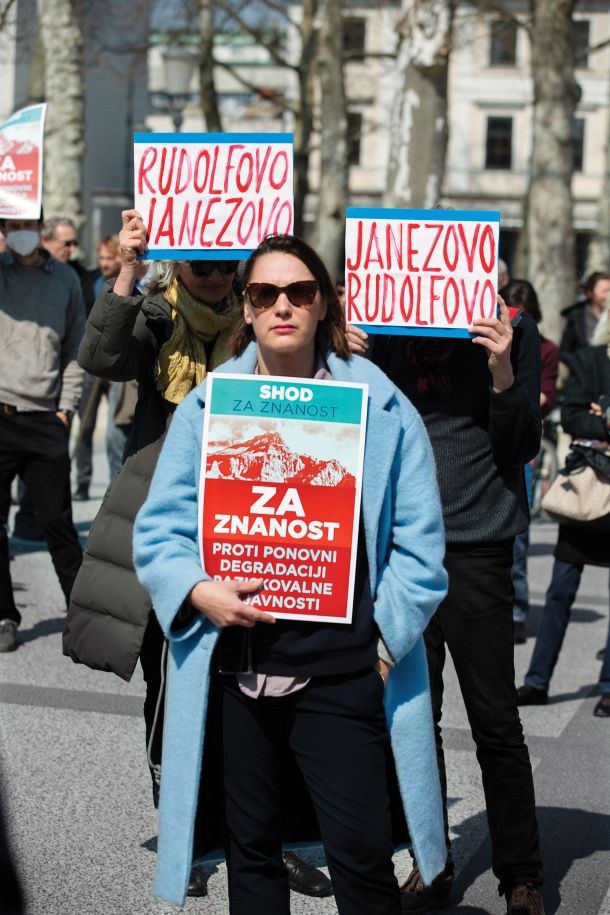 Vlada je ustanovila javni znanstveno raziskovalni zavod Rudolfovo, pa četudi za to ni ne strokovnih in ne raziskovalnih potreb. So pa očitno politične. Ime Rudolfovo izvira iz lastnega imena Rudolfswerth (Rudolfovo pristanišče), kakor je naselbino poimenoval Rudolf IV. Habsburški. Danes je ta naselbina Novo mesto. Na fotografiji Shod za znanost v Ljubljani. 