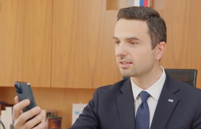 Minister Matej Tonin v predvolilnem oglasu 