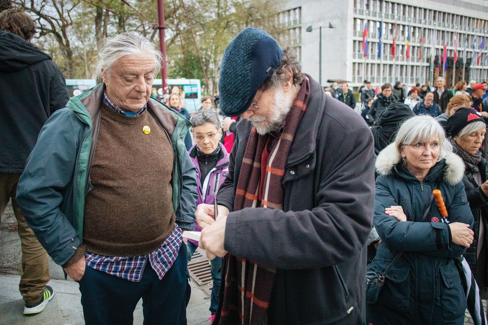 Boris A. Novak podpisuje pesniško zbirko Svoboda je glagol Andreju Rozmanu Rozi, petkov protest, LJ | Gašper Lešnik