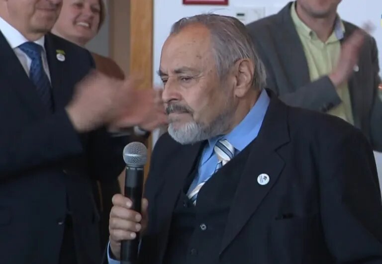 Povezani plešejo: Petrič je v svojem govoru Počivalška in Kanglerja razglasil za modra človeka