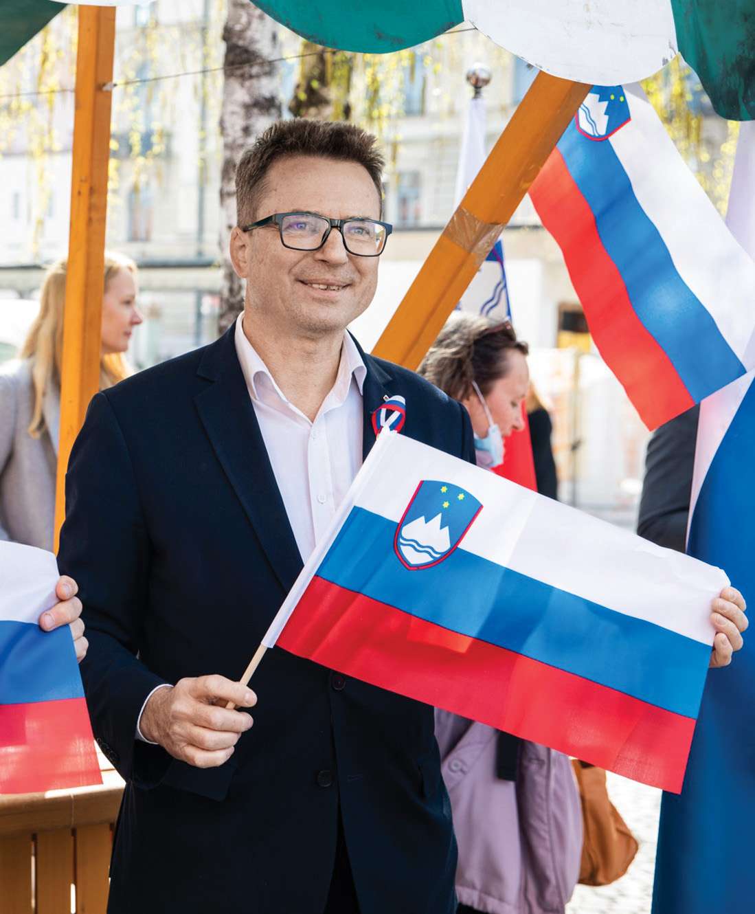 Minister za kohezijo ima rad slovensko zastavo, malo manj pa ve, kaj je diskriminacija 