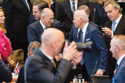 Joe se ne spomni, da bi Janez kaj tvitnil o njem, obenem pa je sovražnik mojega sovražnika (Putina) moj zaveznik