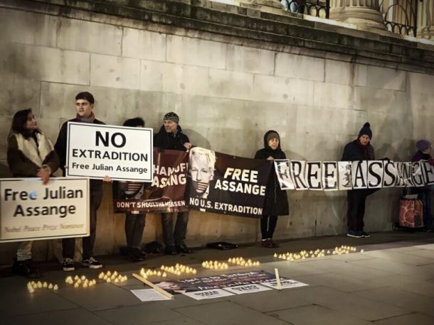 Protestniki in protestnice, ki nasprotujejo izročitvi Juliana Assangea ameriškim oblastem
