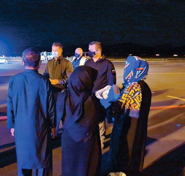 Pristanek afganistanskega sodelavca Slovenske vojske z družino na letališču Brnik, 20. avgust 2021/