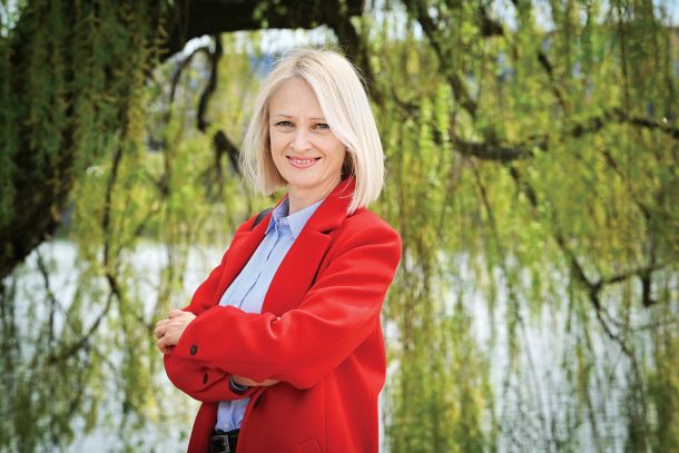 Pravnica Barbara Kolenko Helbl je med epidemijo iz prve roke opazovala stiske podjetij, ki so jih neživljenjske in nestrokovne vladne uredbe potiskale v propad. V politiko se podaja z vrsto konkretnih rešitev in predlogov. Pa tudi, ker jo močno skrbi teptanje temeljnih pravic in svoboščin.