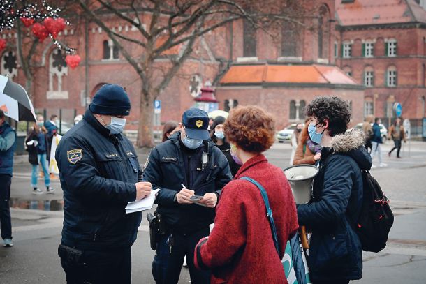 Februarja 2021 so dijaki na Trgu svobode v Mariboru zahtevali vrnitev v šolske klopi. Na protestu so nosili zaščitne maske in upoštevali medosebno razdaljo. Kljub temu je policija šestim izstavila kazen v višini 400 evrov.