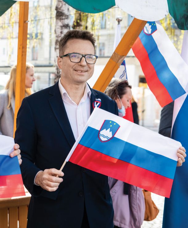 Minister za kohezijo ima rad slovensko zastavo, malo manj pa ve, kaj je diskriminacija 