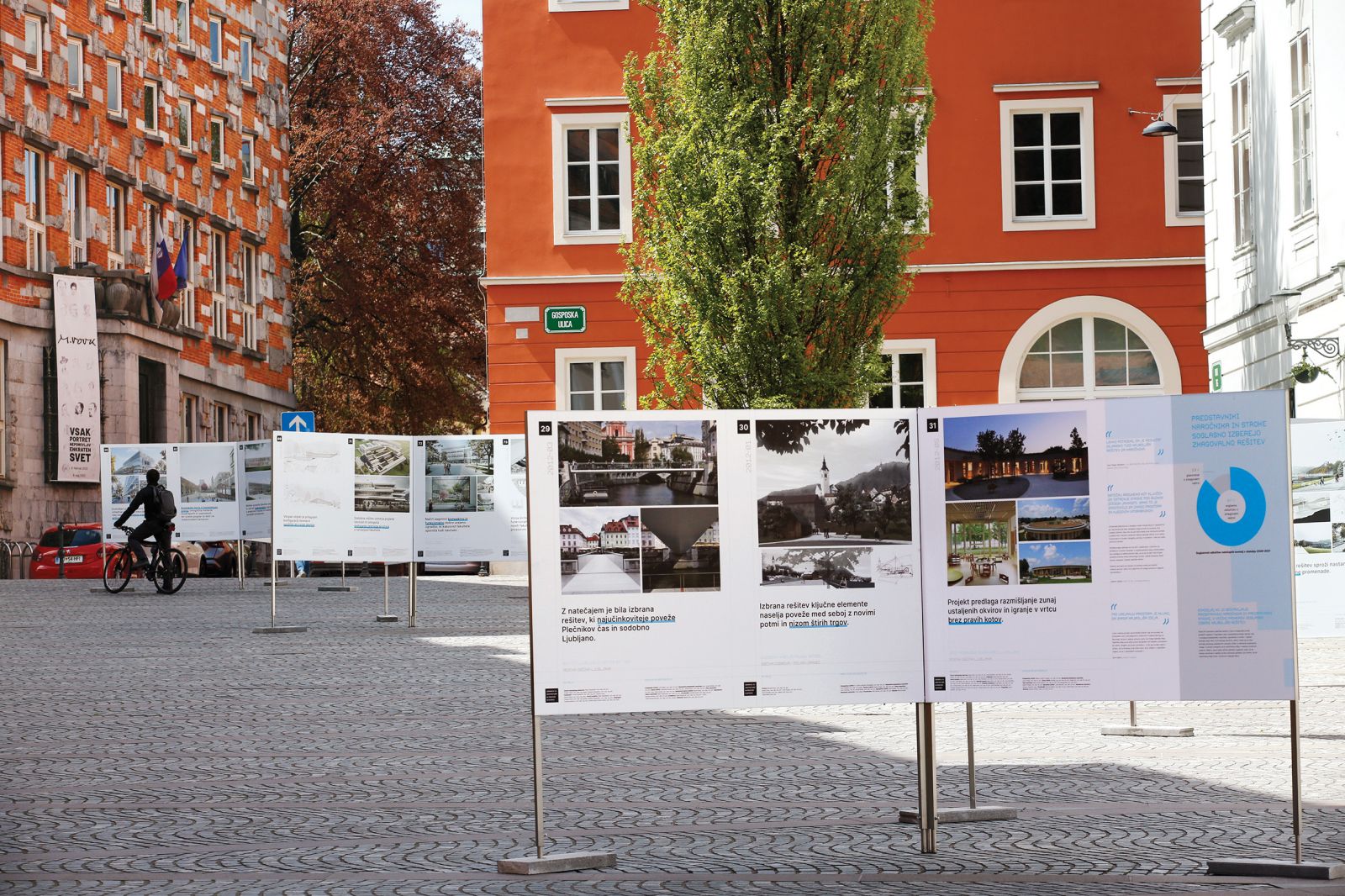Razstava 92 zmagovalnih rešitev z arhitekturnih natečajev, ki jih je Zbornica za arhitekturo in prostor Slovenije (ZAPS) pripravila v letih 2009–2021.