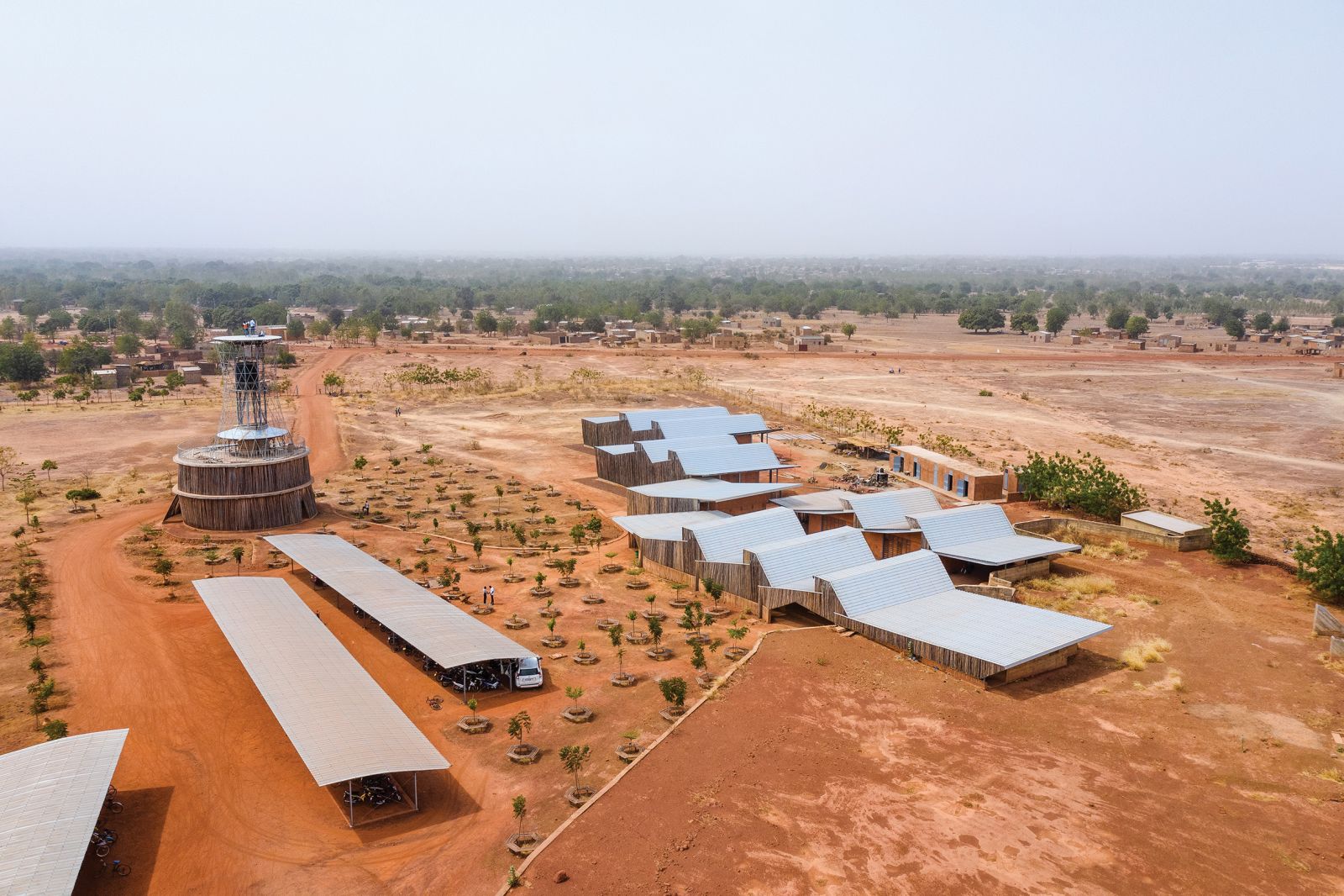 V mestu Koudougou (Burkina Faso) je Kéré leta 2020 poleg srednje šole sprojektiral Inštitut za tehnologijo, namenjen izobraževanju mladine. Osnovni gradbeni material je glina v kombinaciji z betonom, stavbe pa je obložil z evkaliptovim lesom. Modularne enote so razporejene okoli osrednjega dvorišča tako, da omogočajo dobro kroženje zraka.