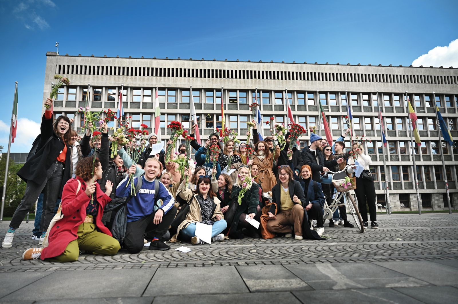 Člani Inštituta 8. marec, organizacije, ki ljudi poziva, naj se tokrat vendarle odpravijo na volišča