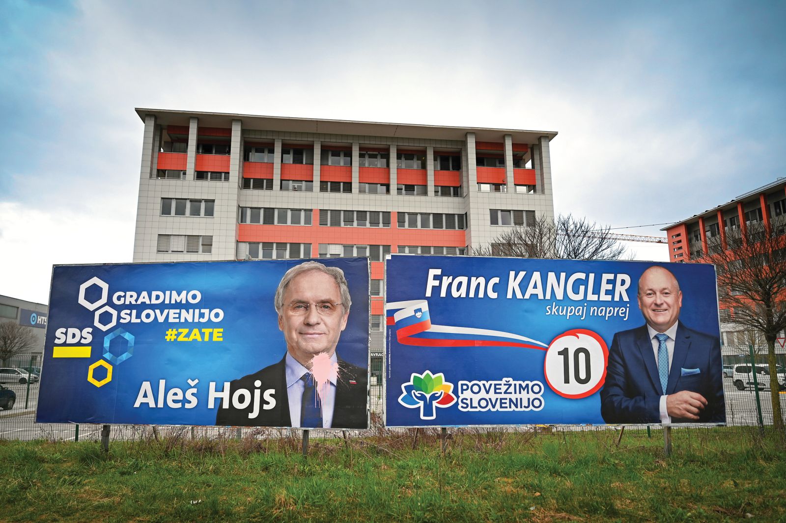 Aleš Hojs, notranji minister,  in Franc Kangler, njegov državni sekretar, se propagirata  kar pred stavbo NPU, ki sta ga itak obglavila /