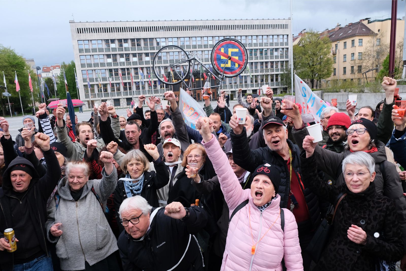 FOTOGALERIJA: Kako so rezultate volitev pričakali petkovi protestniki
