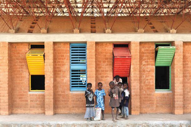 Kéré je že s prvim projektom – osnovno šolo v vasi Gando v Burkina Fasu – razvil inovativno strategijo gradbenih procesov in konstrukcije v povezavi s tradicionalnim načinom gradnje in lokalnimi materiali, vendar z modernimi inženirskimi znanji in metodami. 