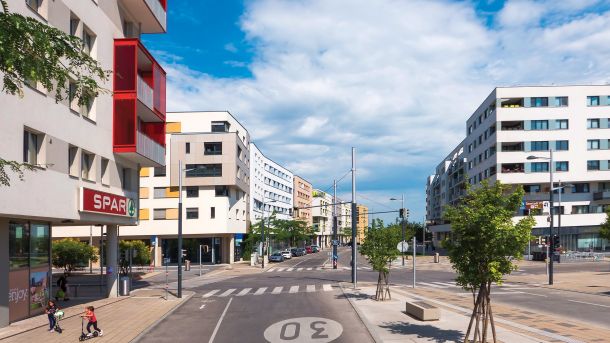 Novo naselje Aspern Seestadt na robu Dunaja je zasnovano tako, da spodbuja hojo in kolesarjenje. Pozidava je primerno gosta, ulični prostor s širokimi pločniki pa bogatijo aktivna pritličja, tako da so vsakodnevne storitve in trgovine na voljo v neposredni bližini stanovanj./
