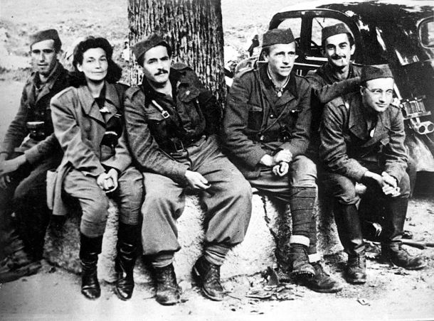 Kulturna skupina partizanske XIV. divizije, na sredi Karl Destovnik – Kajuh 