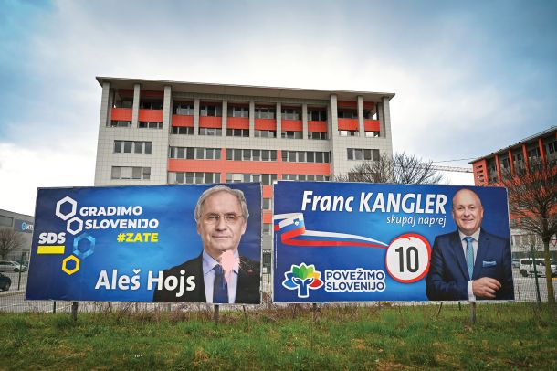 Aleš Hojs, notranji minister,  in Franc Kangler, njegov državni sekretar, se propagirata  kar pred stavbo NPU, ki sta ga itak obglavila /